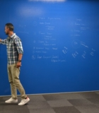 прозрачная маркерная краска в офисе на синем цвете